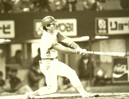 1984年4月11日の中日対巨人　体勢を崩しながらも安打を放つ中日大島康徳の打撃フォーム