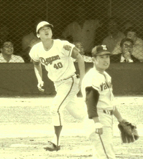 1971年7月19日、ジュニア球宴　中日大島康徳はヤクルトの井原慎一朗（手前）から本塁打を放つ