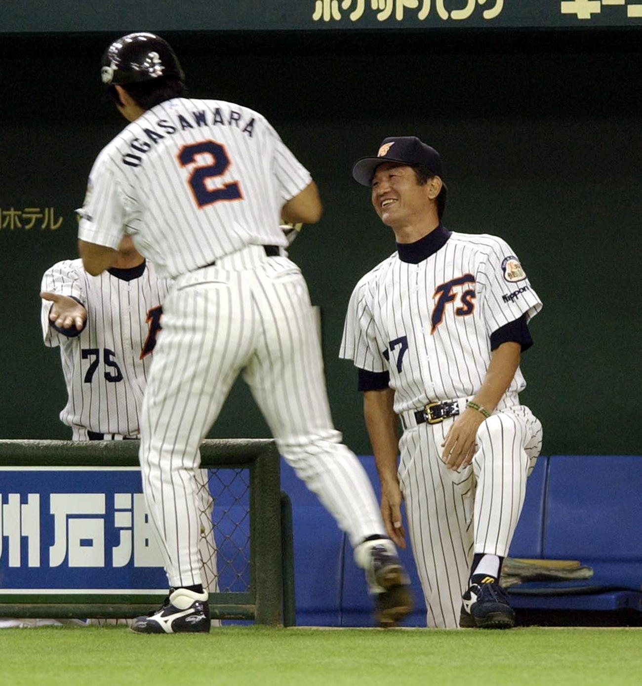 日本ハム対近鉄 3回裏無死日本ハム、右中間に本塁打を放った小笠原道大を笑顔で迎える大島康徳監督