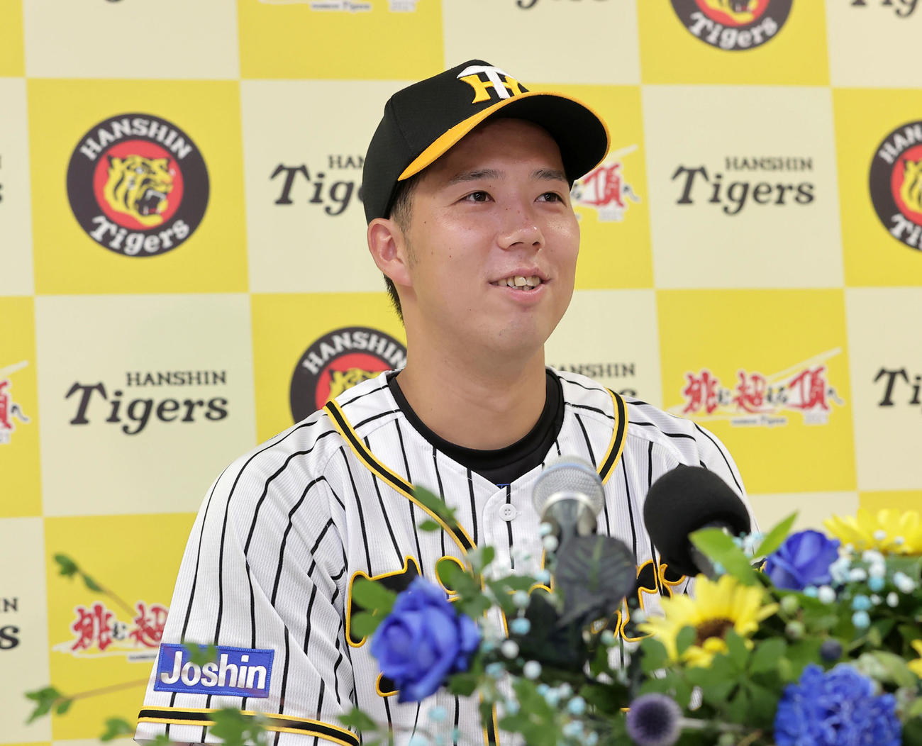 監督推薦でオールスター出場が決まり笑顔で会見する青柳（代表撮影）