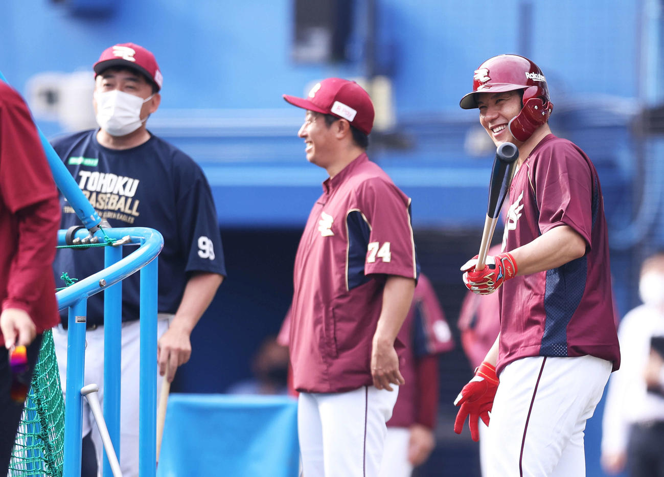 ロッテ対楽天　試合前、楽天石井監督（左）渡辺打撃コーチ（中央）と笑顔で言葉を交わす楽天炭谷（撮影・河田真司）