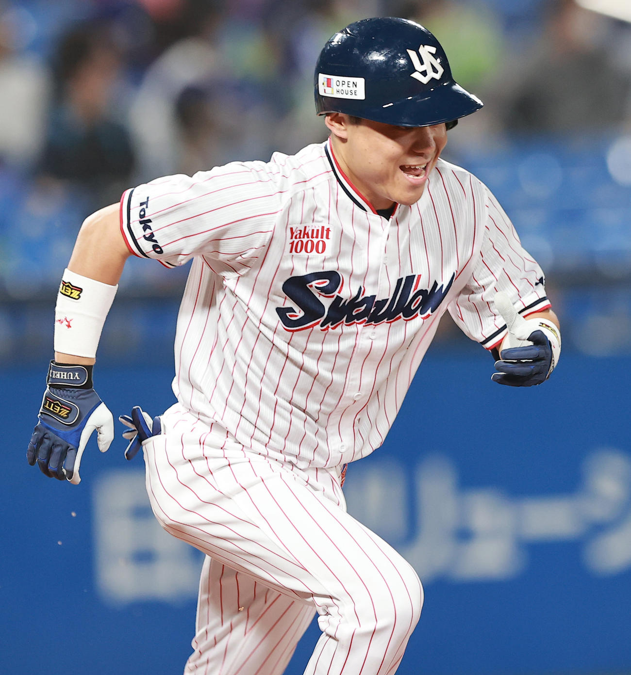2021年6月18日 中日戦の6回裏にこの日3本目の二塁打。笑顔で走り出す中村悠平（2021年6月18日撮影）