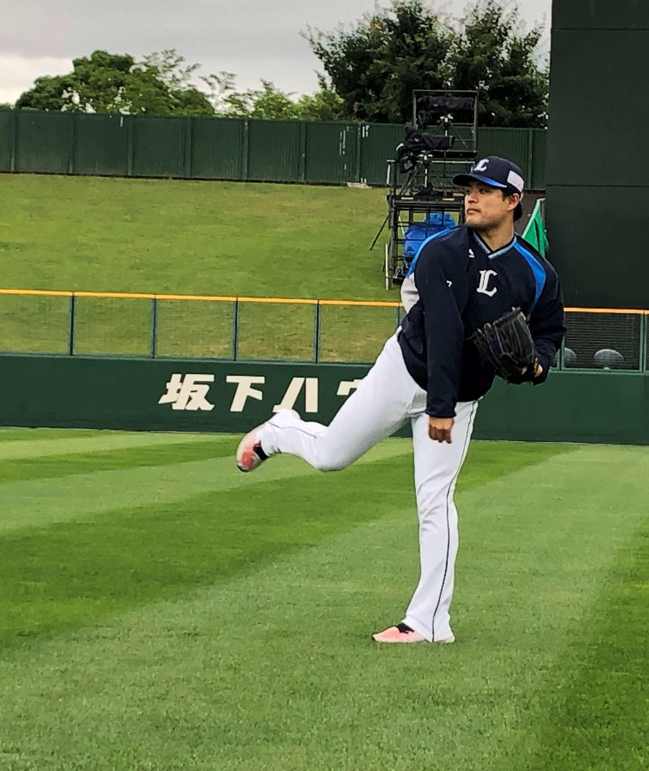 投手練習を行う西武松本（球団提供）