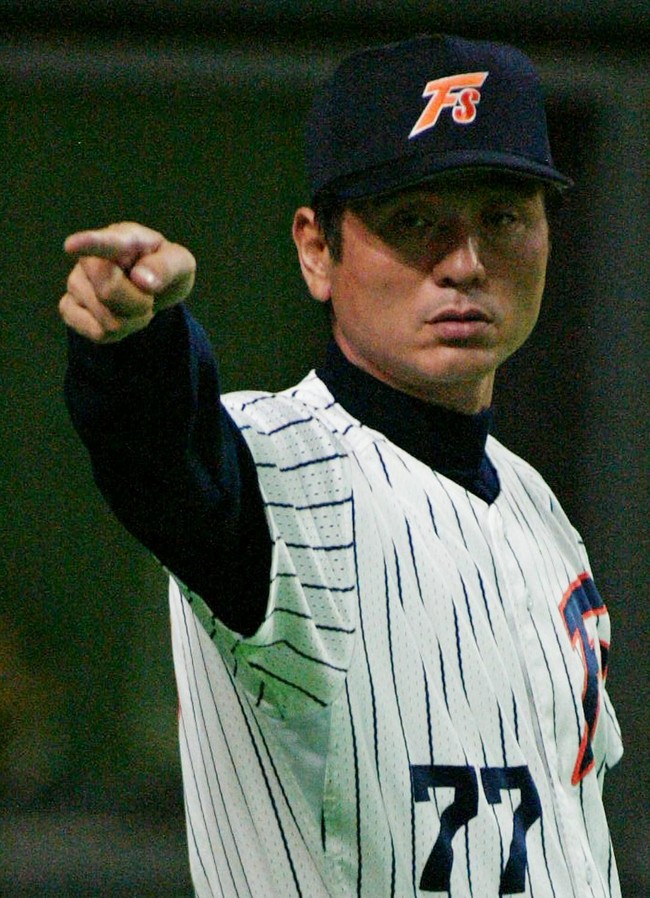 02年9月1日の日本ハム対オリックス　交代を選手に指示する日本ハム大島康徳監督