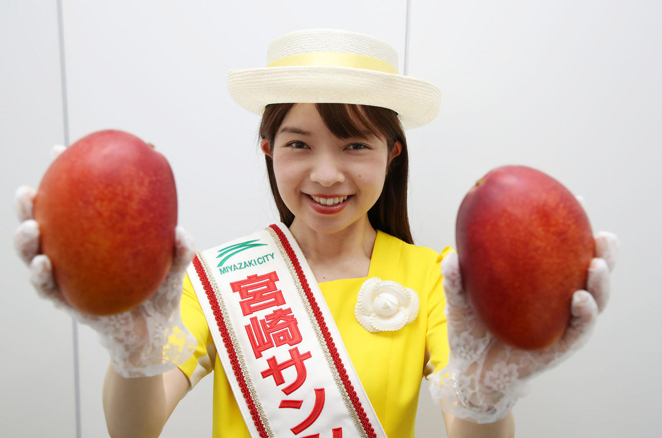 オリックス「キャンプ地みやざきスペシャルゲーム」のPRで特産のマンゴーを手に笑顔を見せる、第35代宮崎サンシャインレディの中山真紀さん（撮影・加藤哉）