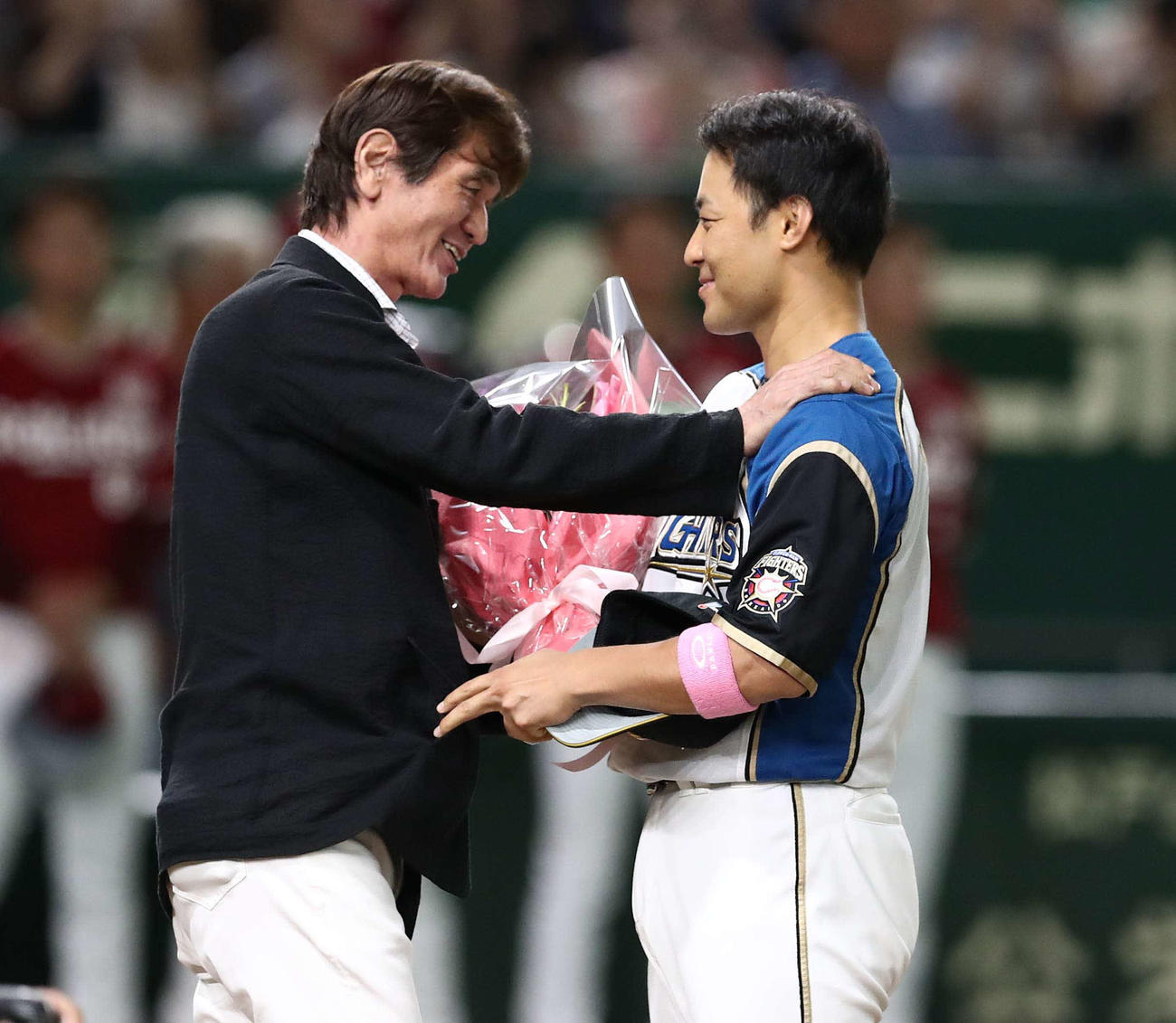 引退セレモニーで日本ハム元監督の大島康徳氏（左）に労われる田中賢介（19年9月12日撮影）
