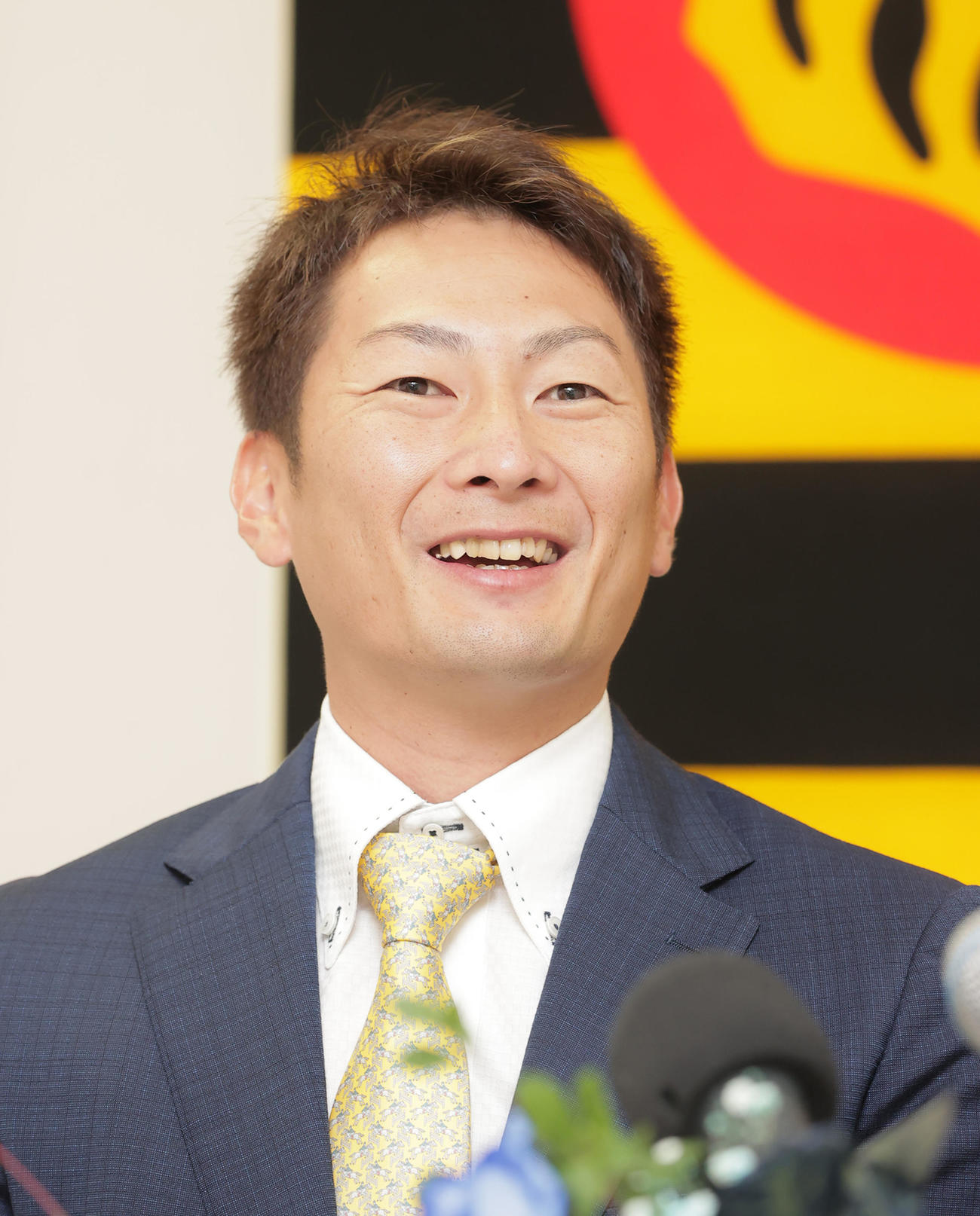 笑顔で入団会見を行う二保（代表撮影