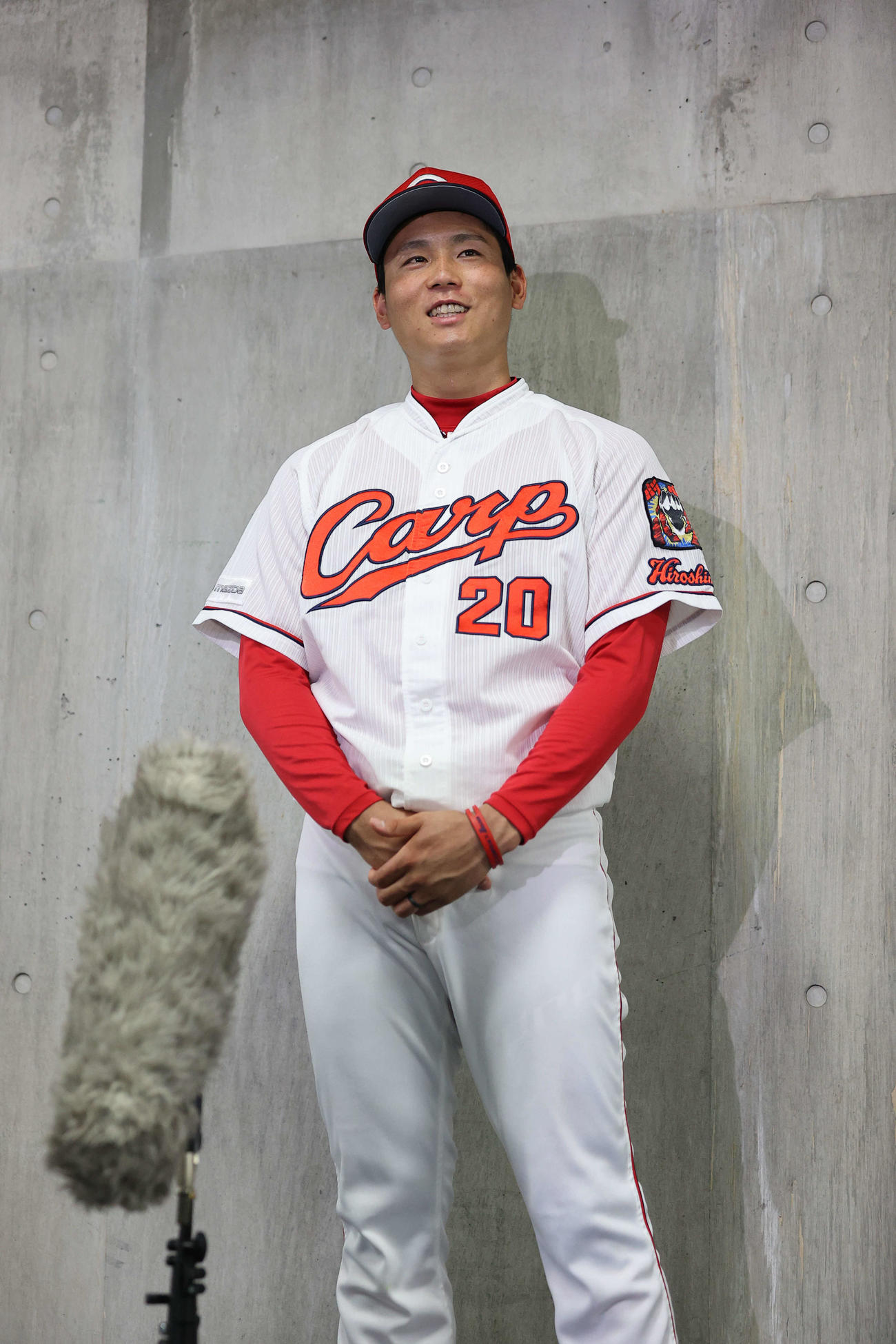 オールスターに監督推薦で選ばれ、抱負を語る栗林(球団提供)