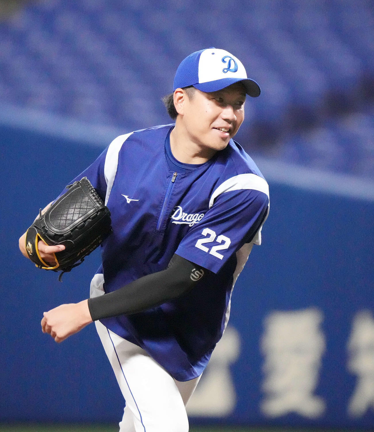 ノックを受ける中日大野雄（撮影・森本幸一）