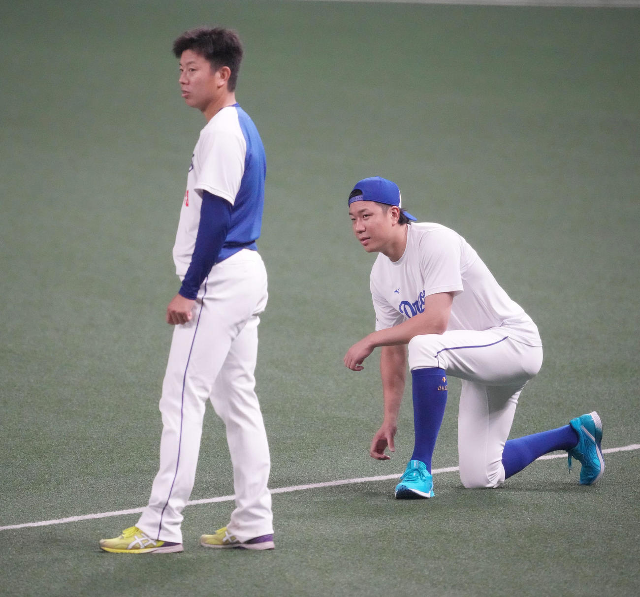 中日投手練習　福谷浩司の投球練習を見つめる大野雄（右）と松葉（左）（撮影・森本幸一）