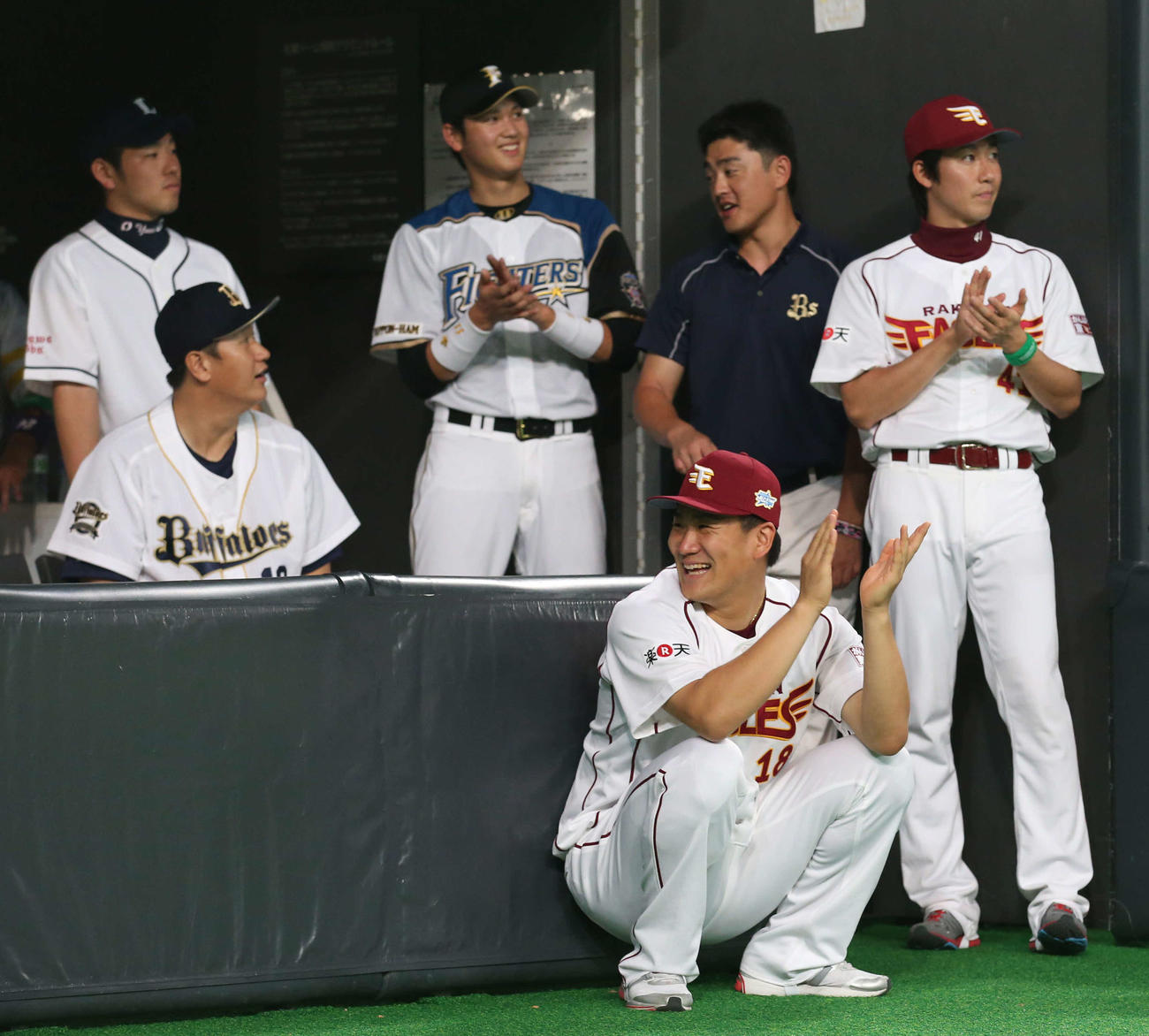 13年7月、オールスターの表彰式で笑顔で拍手する田中将（中央）。後方中央は大谷、左は菊池