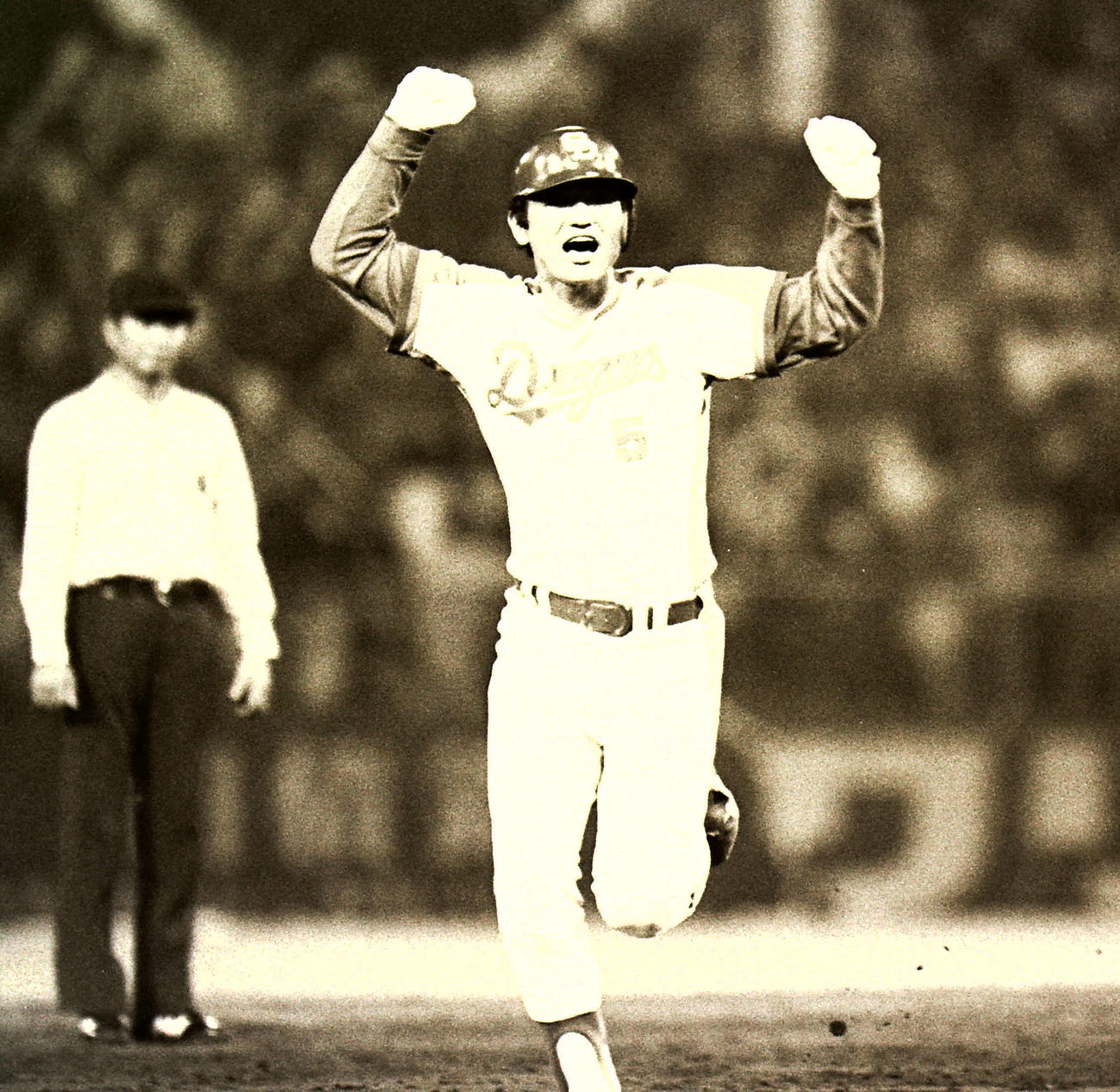 中日対巨人　本塁打を放ち雄たけびをあげて三塁へ向かう中日の大島康徳（1982年9月30日撮影）