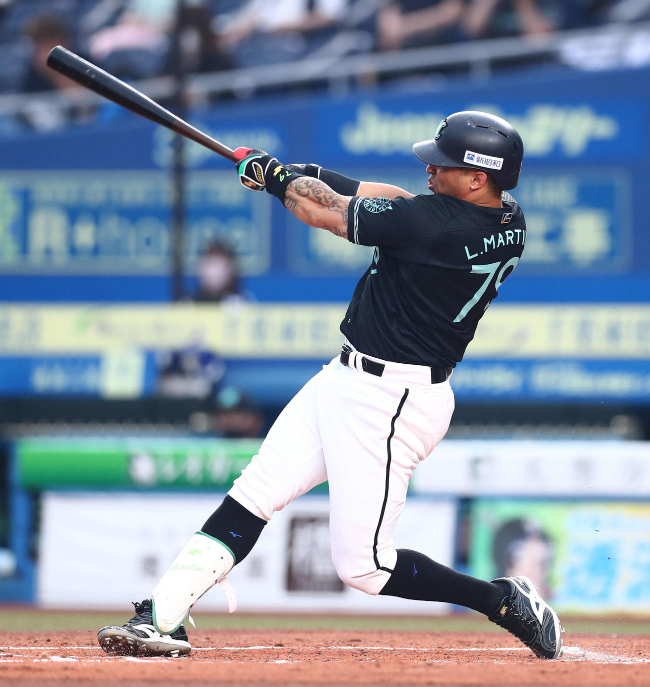 ロッテ対楽天　2回裏ロッテ無死、右越え先制ソロ本塁打を放つマーティン（撮影・河田真司）