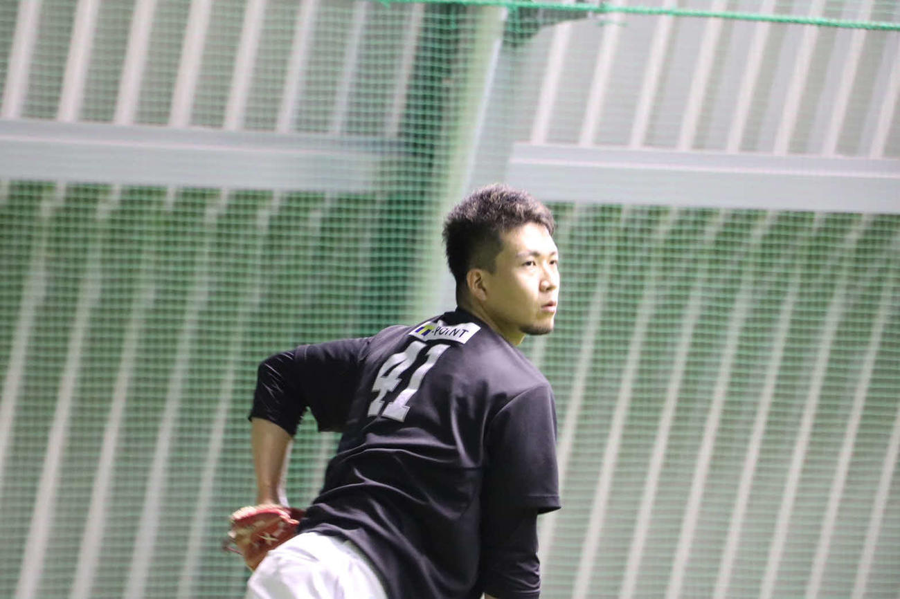 ZOZOマリンの室内練習場で投手練習に参加したソフトバンク千賀（球団提供）