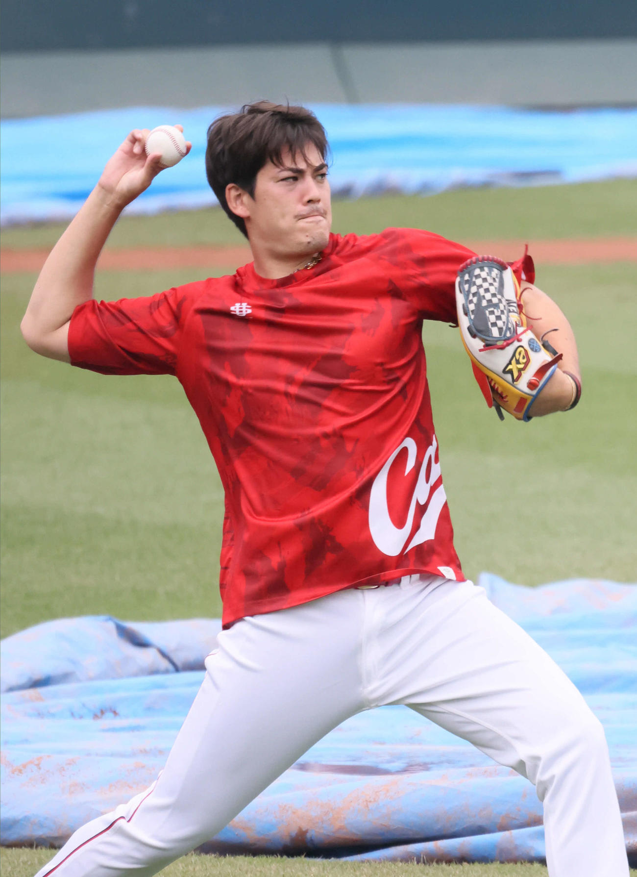 広島投手指名練習　キャッチボールをする九里（撮影・加藤孝規）