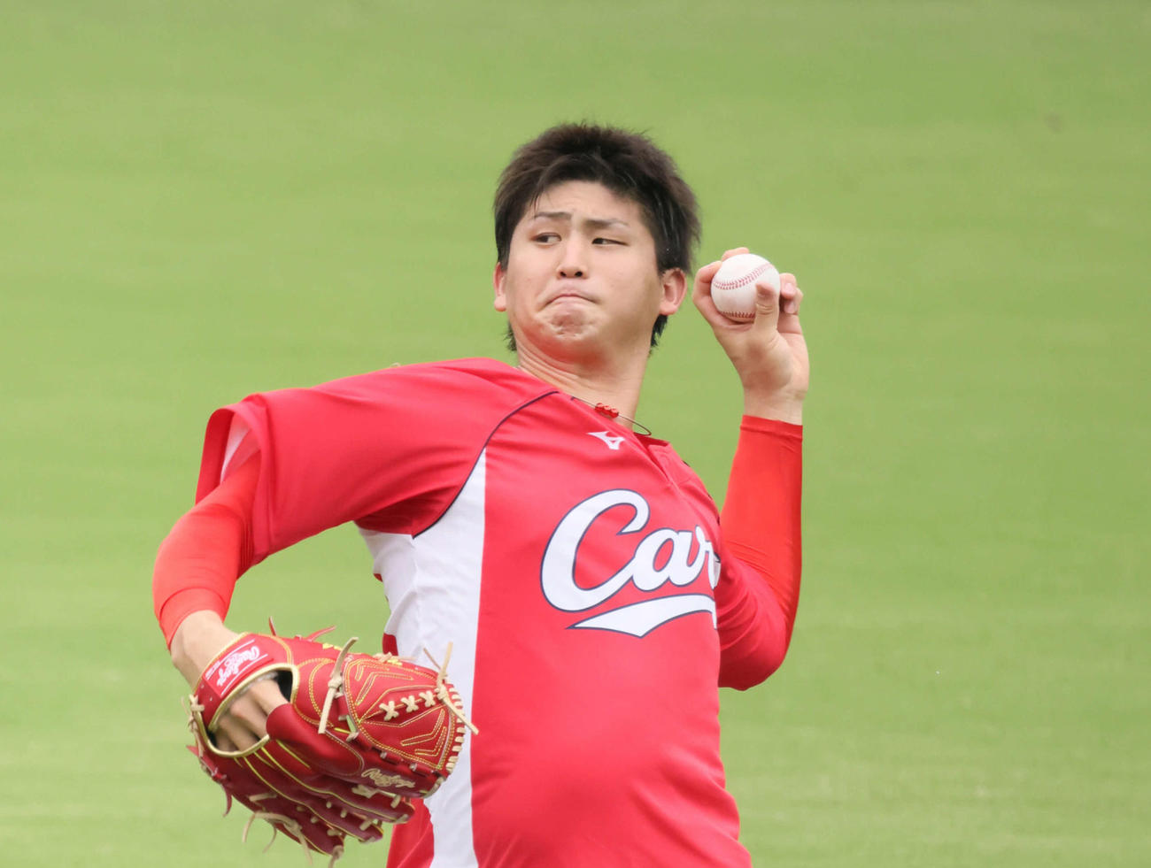 キャッチボールをする高橋昂（撮影・加藤孝規）