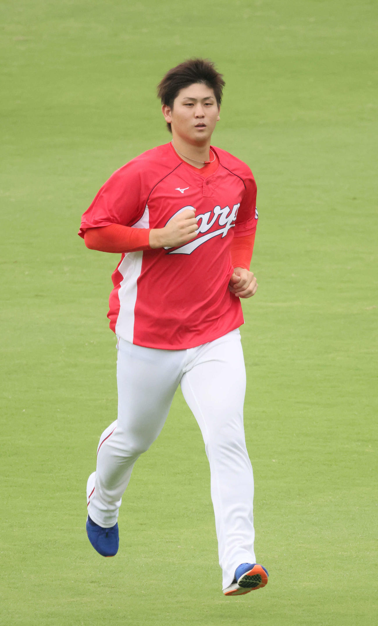 広島投手指名練習　走り込む高橋昂（撮影・加藤孝規）