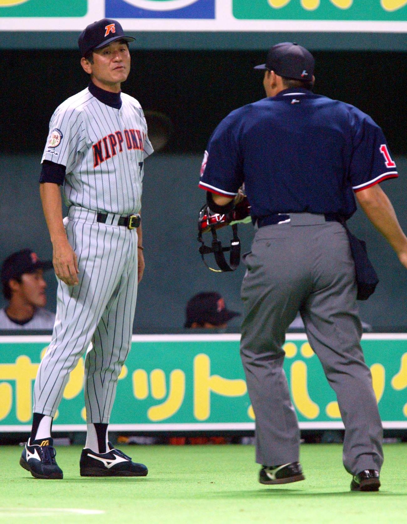 ダイエー対日本ハム24回戦　3回裏ダイエー2死一、三塁、先発正田樹から建山に交代を告げる大島康徳監督（2002年8月撮影)