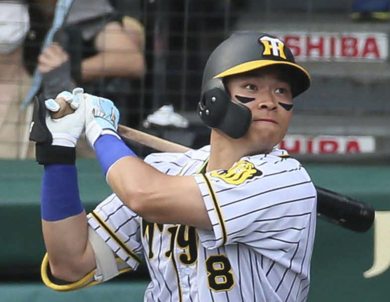 阪神対巨人12回戦　6回裏阪神2死、佐藤輝明は左越え本塁打を放つ（撮影・上山淳一）＝2021年6月20日、甲子園球場