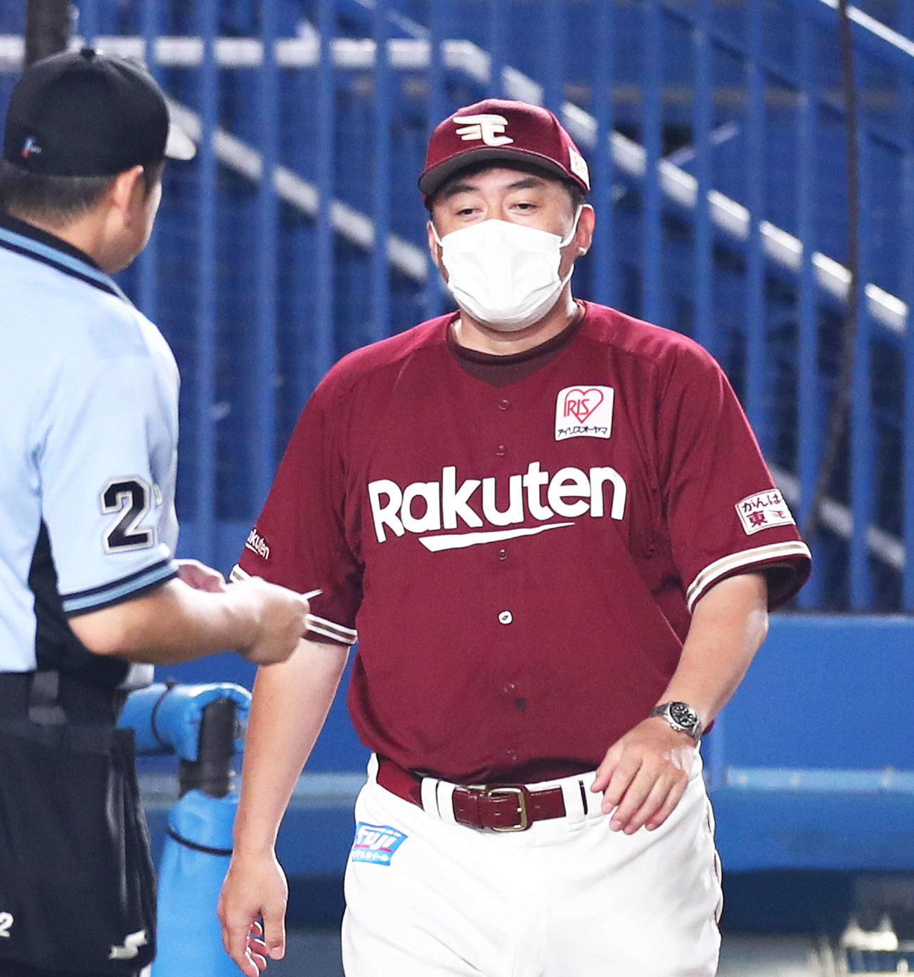ロッテ対楽天　8回表を終え、選手交代を告げる石井監督（撮影・河田真司）