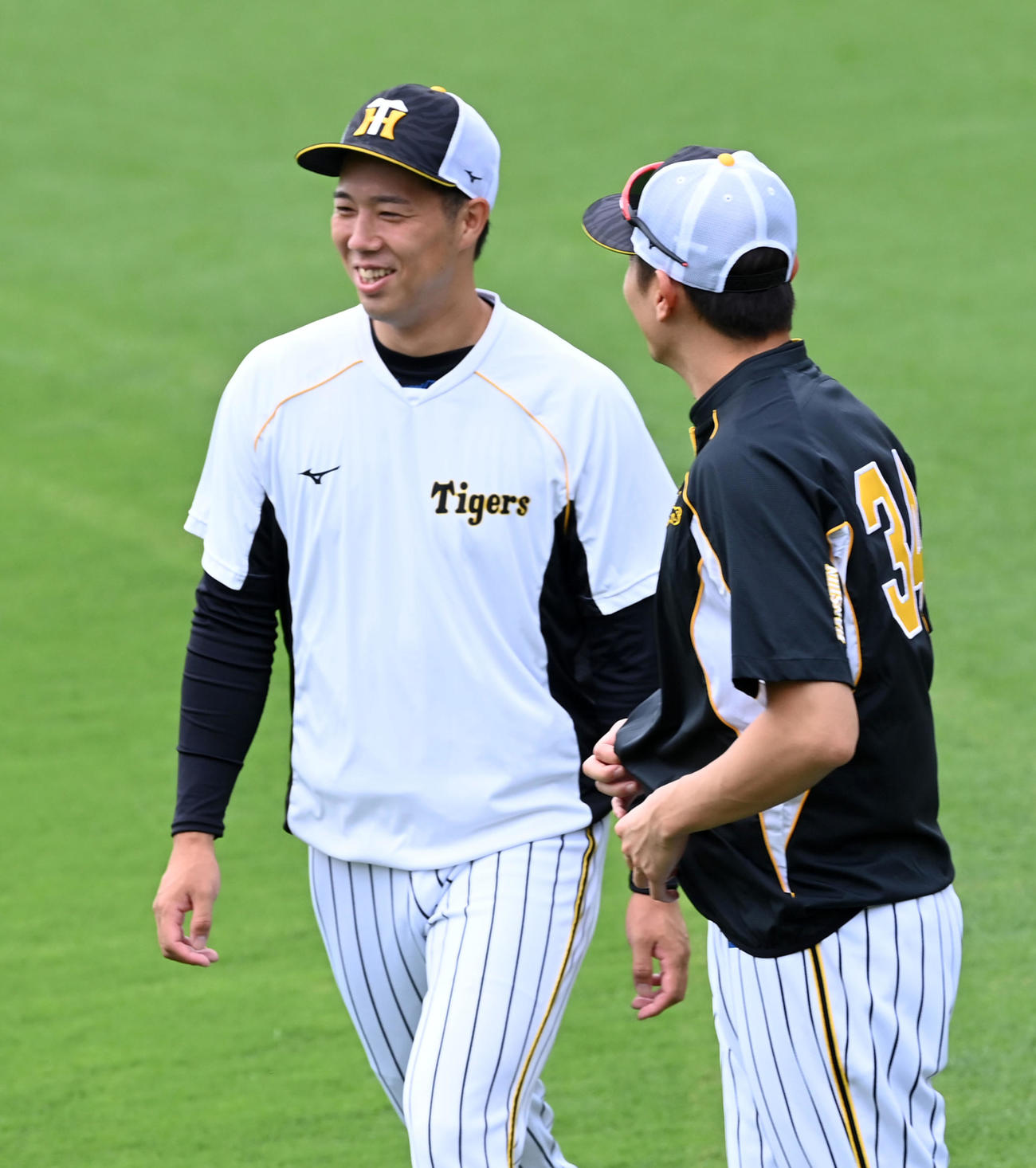 9連戦の初戦を任される青柳（左）は笑顔で二保と話す（撮影・前岡正明）