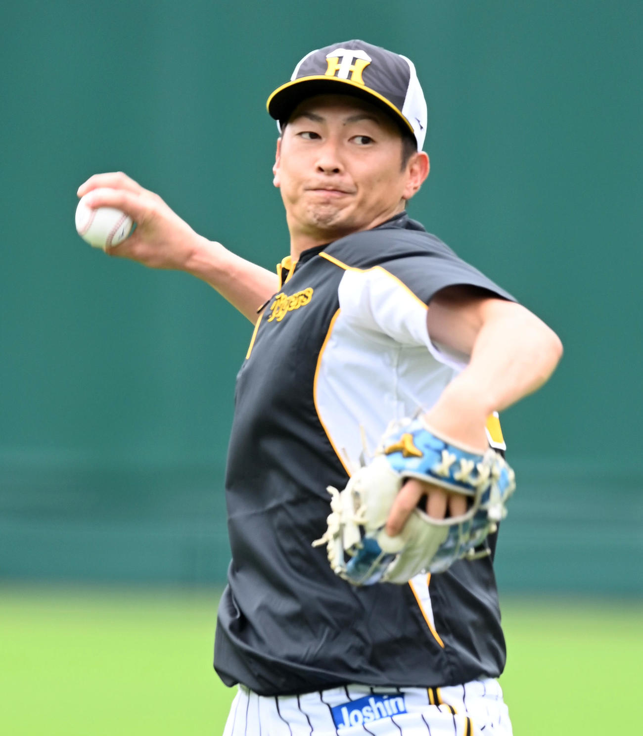 キャッチボールを行う阪神二保（撮影・前岡正明）