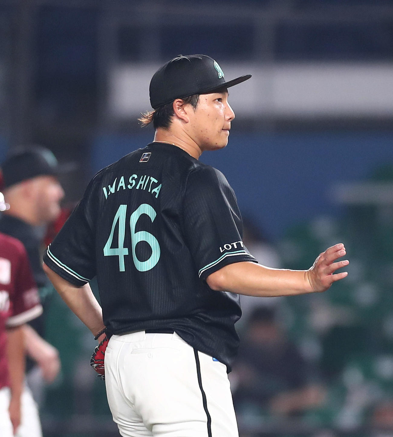 ロッテ対楽天　7回表を抑え、ベンチに戻るロッテ岩下（撮影・河田真司）