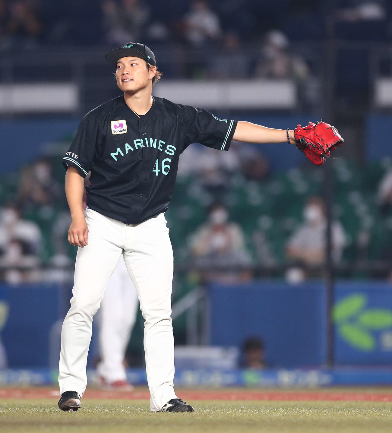 ロッテ対楽天　7回表楽天1死、下水流を二ゴロに抑える岩下（撮影・河田真司）