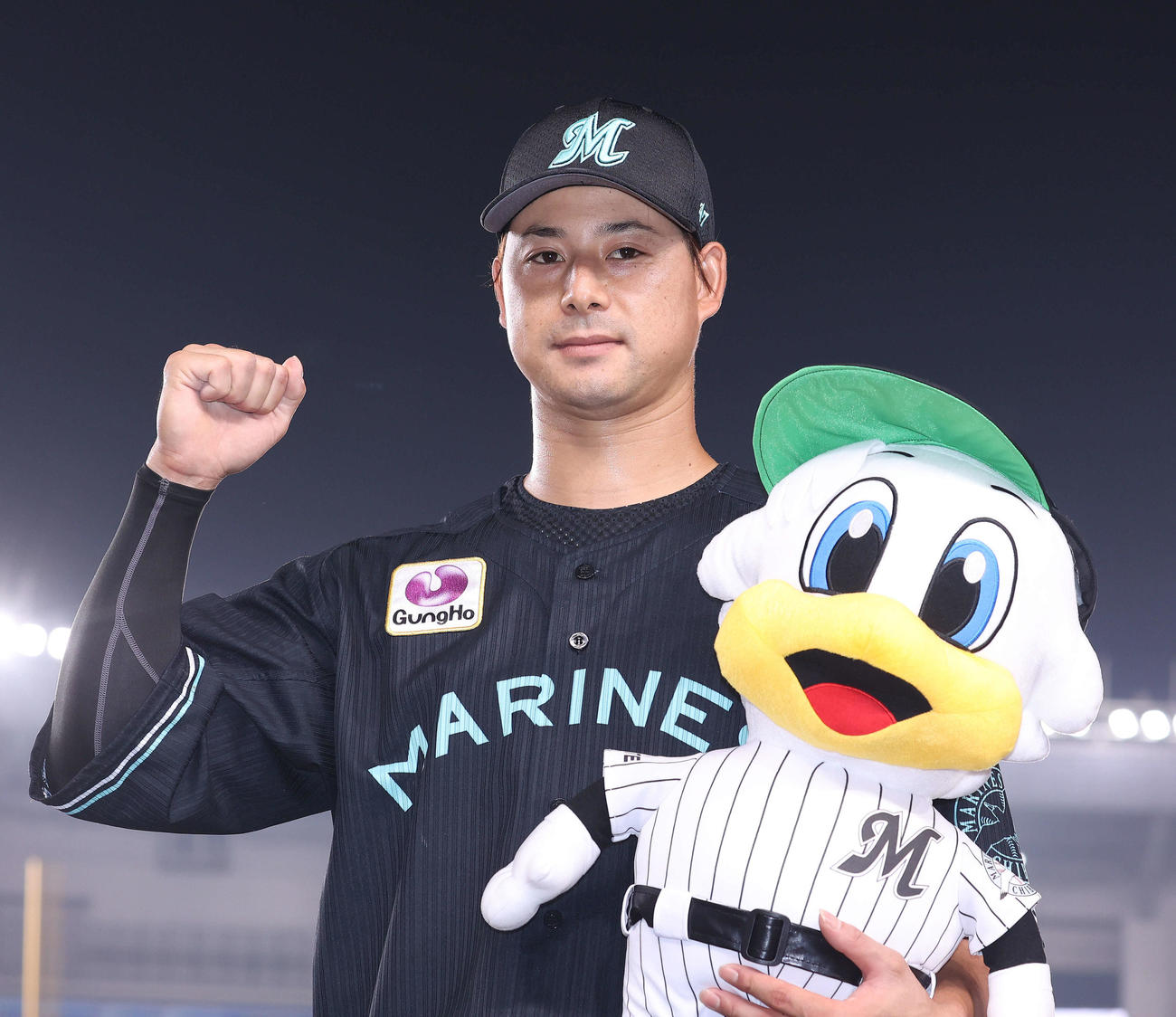 ロッテ対楽天　ヒーローインタビューを終え、ガッツポーズで写真に納まるロッテ藤岡（撮影・河田真司）