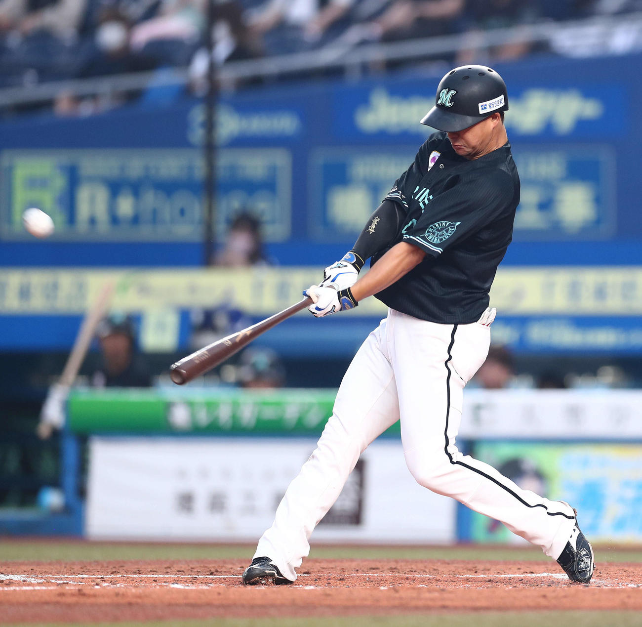 ロッテ対楽天　3回裏ロッテ無死、右越え勝ち越しソロ本塁打を放つ藤岡（撮影・河田真司）