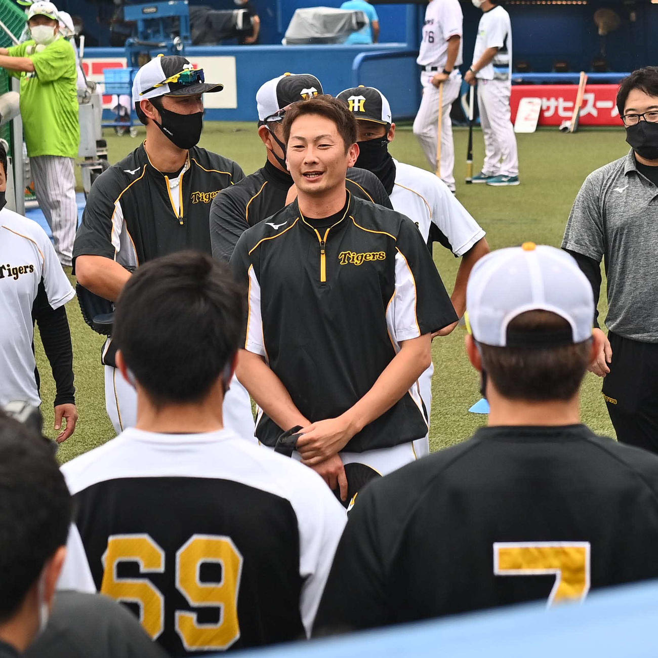 ヤクルト対阪神　阪神1軍に合流しあいさつする二保（撮影・上田博志）