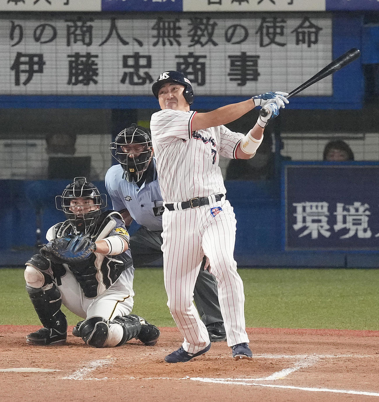 ヤクルト対阪神　9回裏ヤクルト2死一、二塁、右飛に倒れるも2000試合出場を達成する内川（撮影・菅敏）
