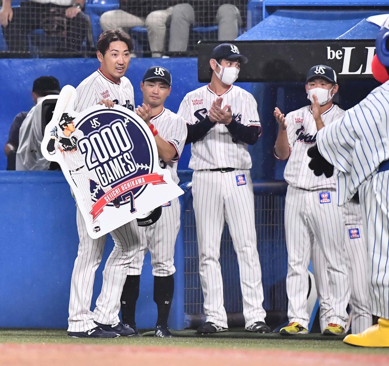 ヤクルト対阪神　2000試合出場のボードを手に笑顔を見せる内川（撮影・上田博志）