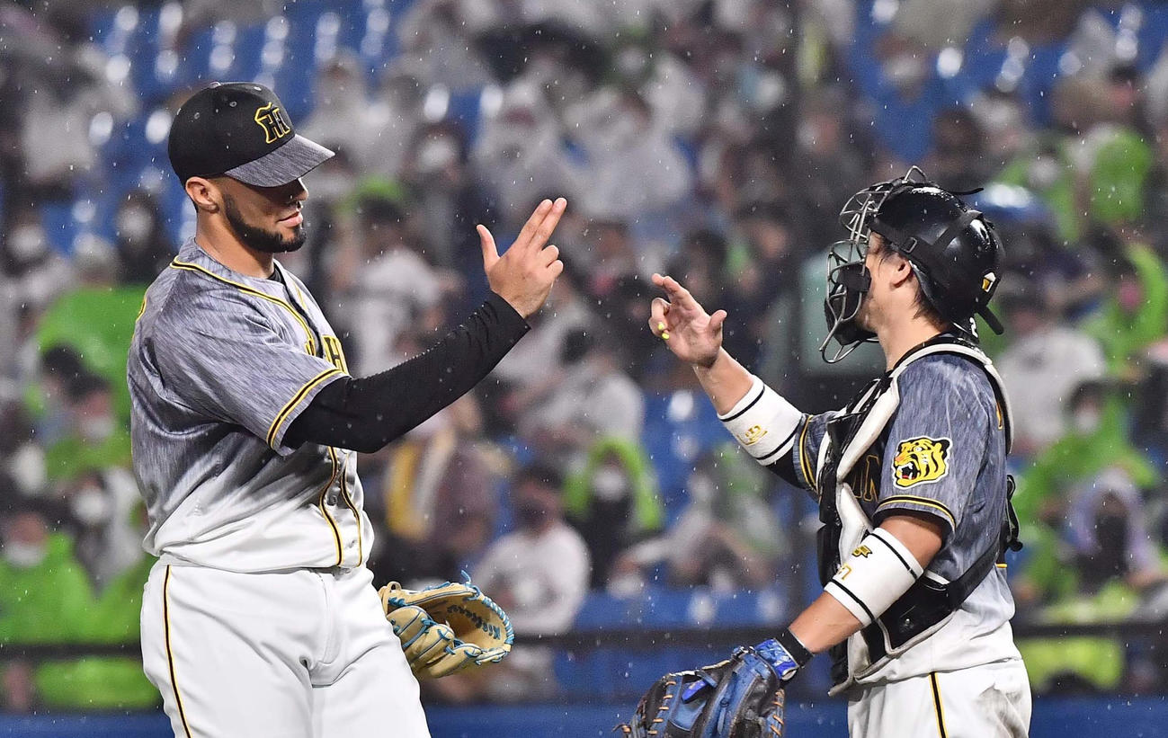 ヤクルト対阪神　ヤクルトに勝利し梅野（右）と喜び合うスアレス（撮影・上田博志）
