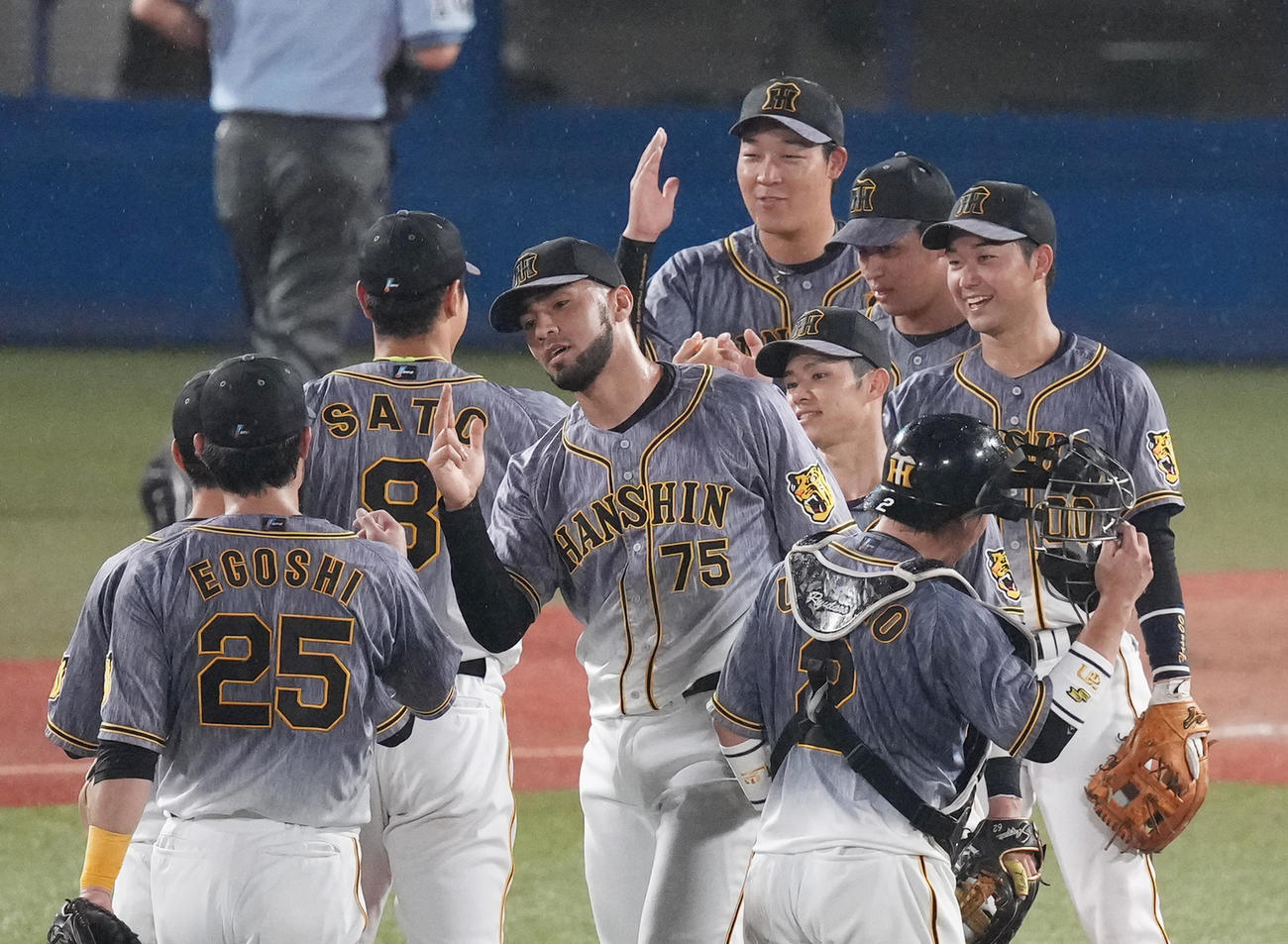 ヤクルトに勝利し、喜ぶ阪神ナイン（撮影・菅敏）