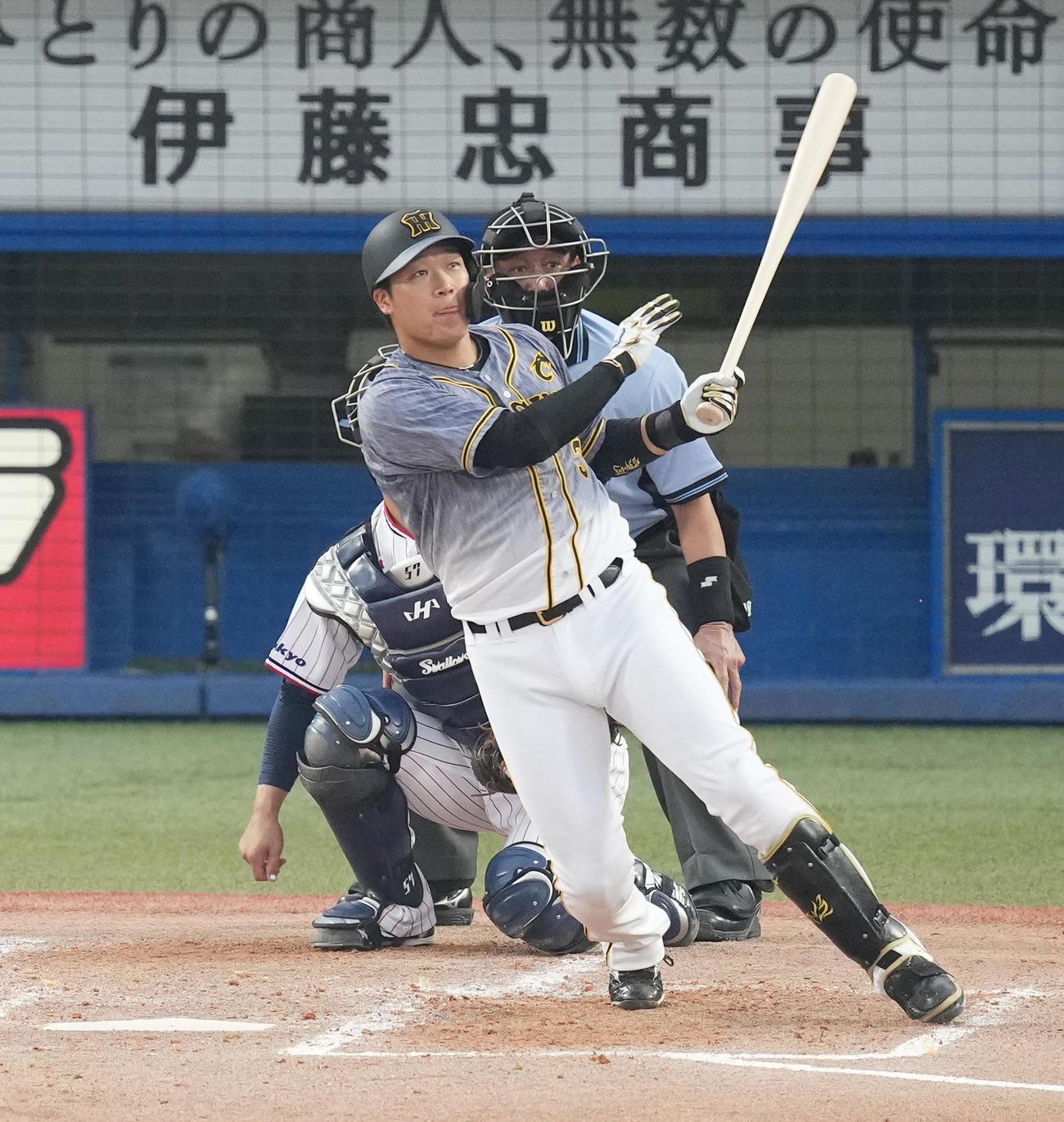 ヤクルト対阪神　3回表阪神無死、左越えに先制本塁打を放つ大山（撮影・菅敏）