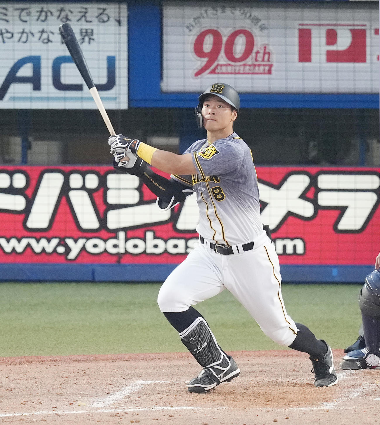 ヤクルト対阪神　4回表阪神1死一、二塁、右へ適時二塁打を放つ佐藤輝（撮影・菅敏）