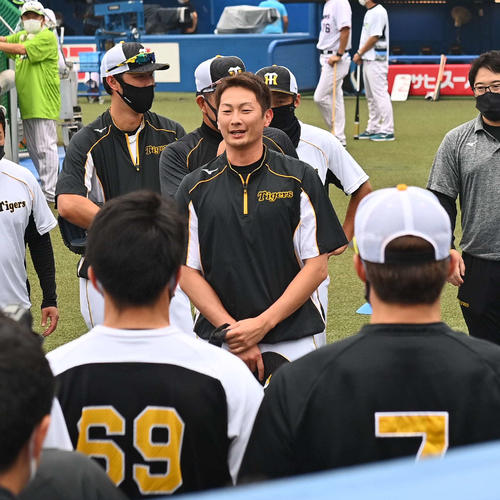 ヤクルト対阪神　阪神1軍に合流しあいさつする二保（撮影・上田博志）