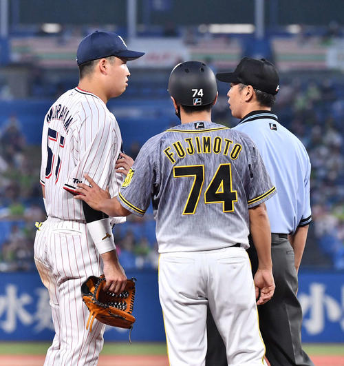 ヤクルト対阪神　5回、三塁審判に詰め寄る村上（撮影・上田博志）