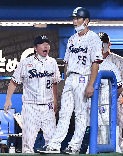 ヤクルト対阪神　5回、阪神ベンチに向かって声を荒げる高津監督（左）（撮影・上田博志）