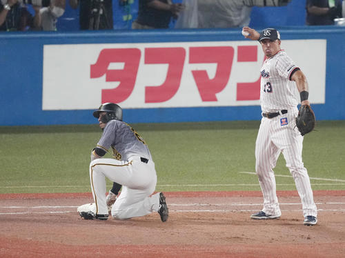 ヤクルト対阪神　8回表阪神無死一塁、投手からのけん制でアウトとなる代走江越（撮影・菅敏）