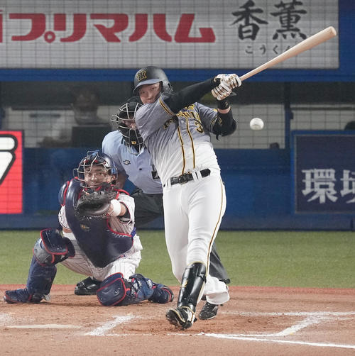 ヤクルト対阪神　8回表阪神2死一、二塁、左適時打を放つ大山（撮影・菅敏）