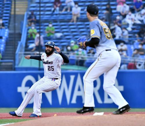 ヤクルト対阪神　2回裏ヤクルト2死一、三塁、一塁を飛び出すサンタナ（撮影・上田博志）