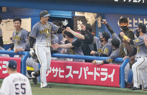 ヤクルト対阪神　3回表阪神無死、左越えに先制本塁打を放ちベンチに迎えられる大山悠輔（左から2人目）（撮影・菅敏）