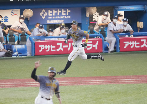 ヤクルト対阪神　4回表阪神1死一、二塁、右へ適時二塁打を放ち一塁を駆け抜ける佐藤輝（撮影・菅敏）