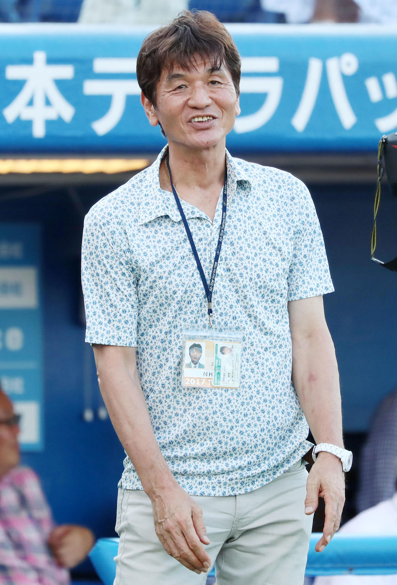 17年7月、ヤクルト－阪神戦を取材する大島康徳さん