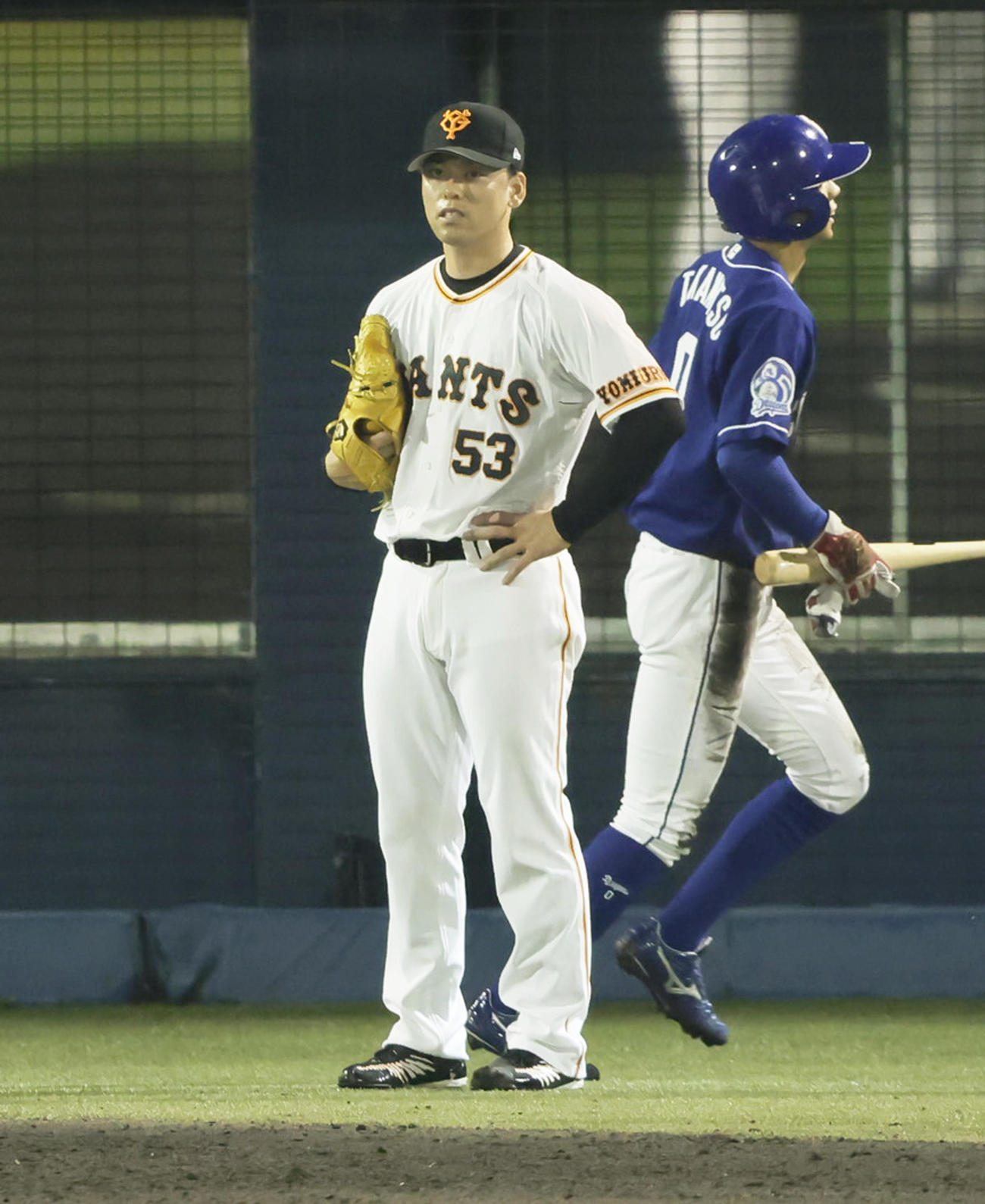巨人対中日　8回表中日無死一、三塁、大島に右前適時打を浴びぼうぜんとする高梨（撮影・足立雅史）