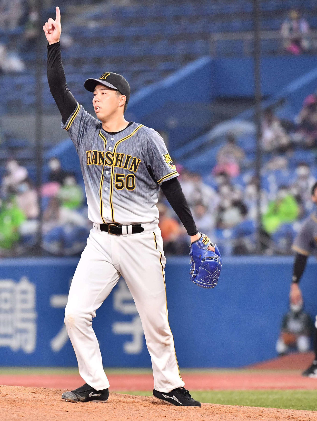 ヤクルト対阪神　4回裏ヤクルト2死二塁、吉田を三飛に打ち取り飛球を指をさす青柳（撮影・上田博志）