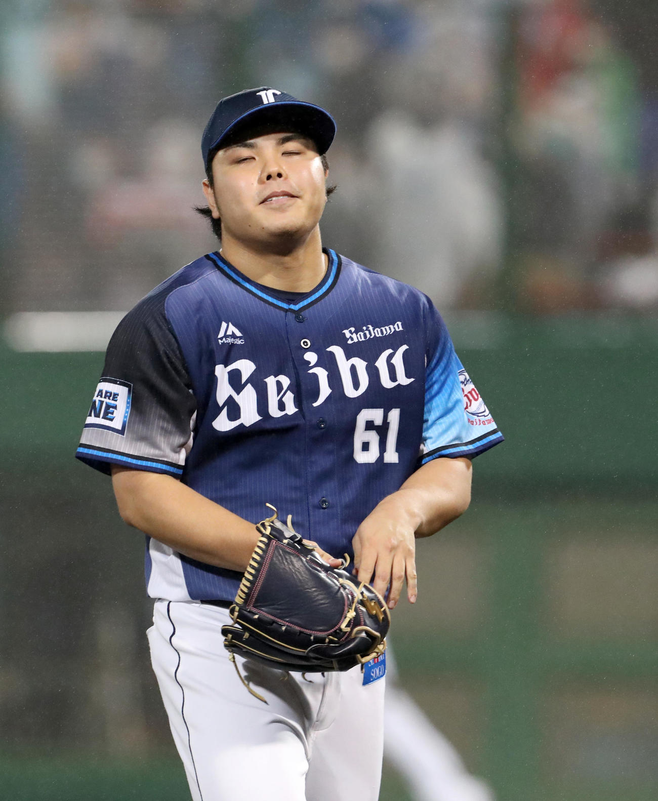 日本ハム対西武　9回裏日本ハム2死一塁、高浜にサヨナラ適時二塁打を打たれ引き揚げる西武平良（撮影・佐藤翔太）