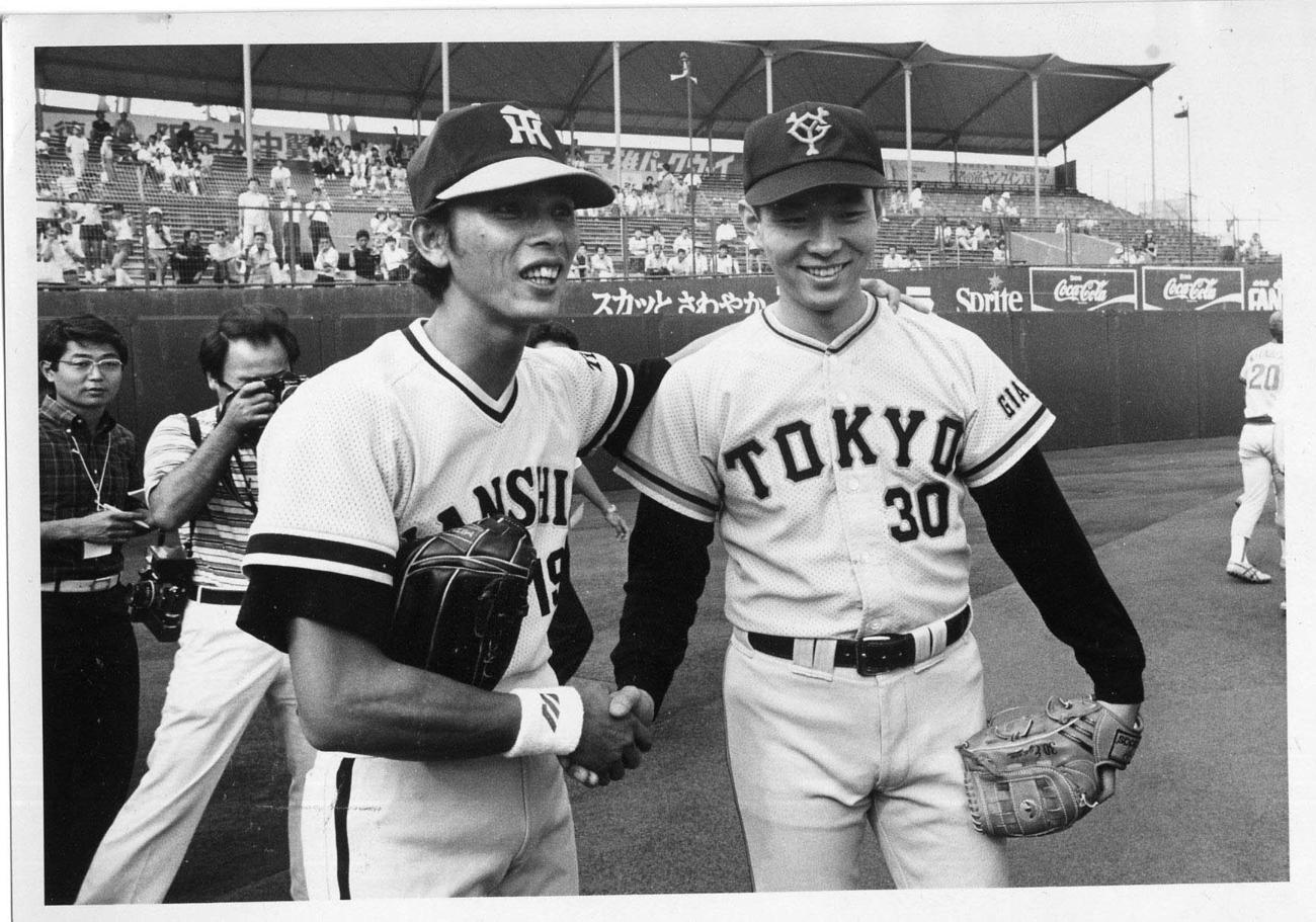 80年7月、オールスター第1戦の試合前に握手を交わす阪神小林（左）と巨人江川